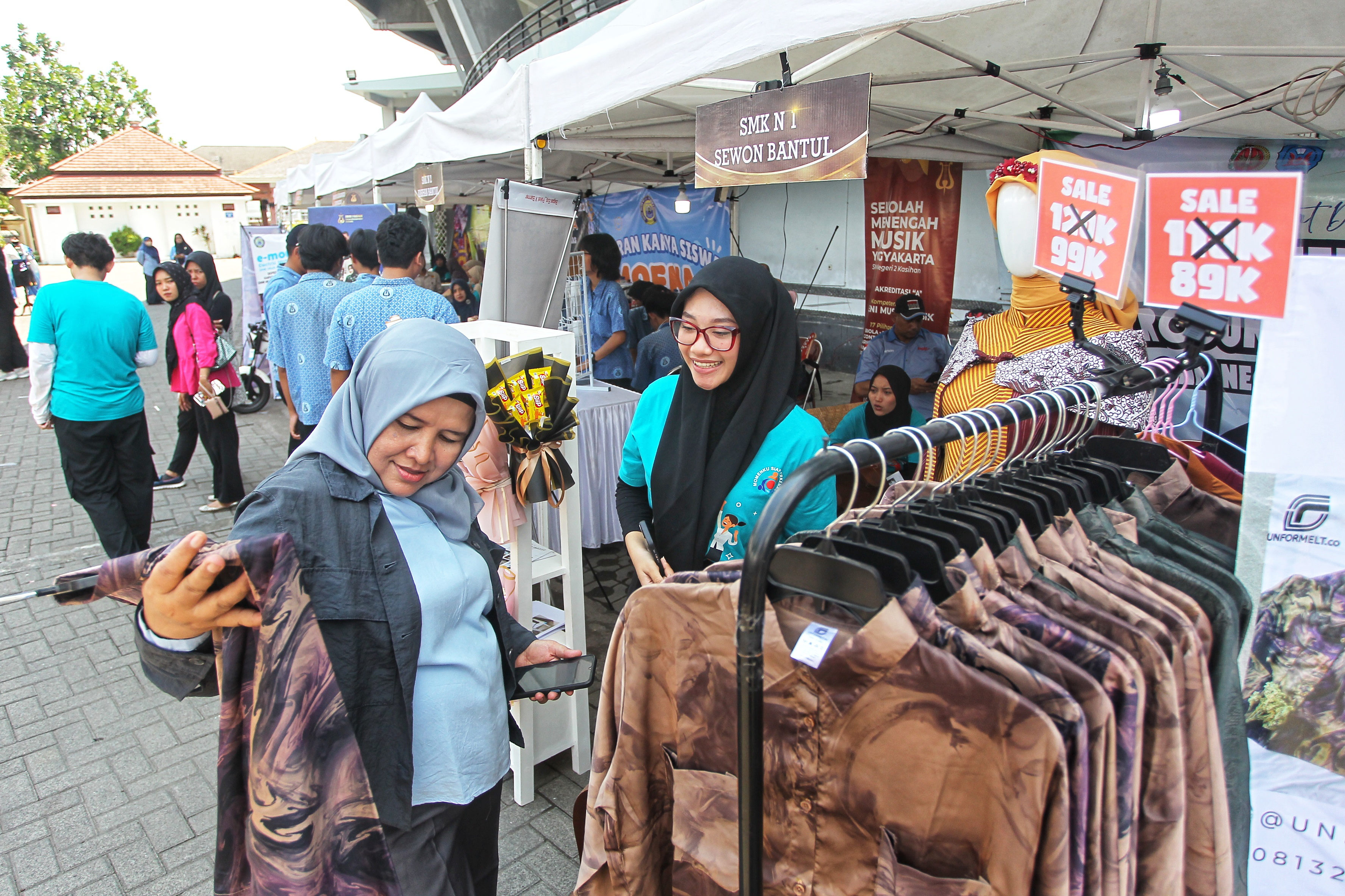 WIRAUSAHA MUDA: Siswi perwakilan SMK Negeri 1 Sewon Bantul memajang hasil karya mereka dalam Pameran Wirausaha Belia
