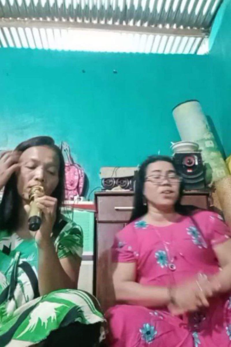 Seorang wanita sedang asik benyanyi bersama temannya, sebelum ditikam suaminya.&nbsp;