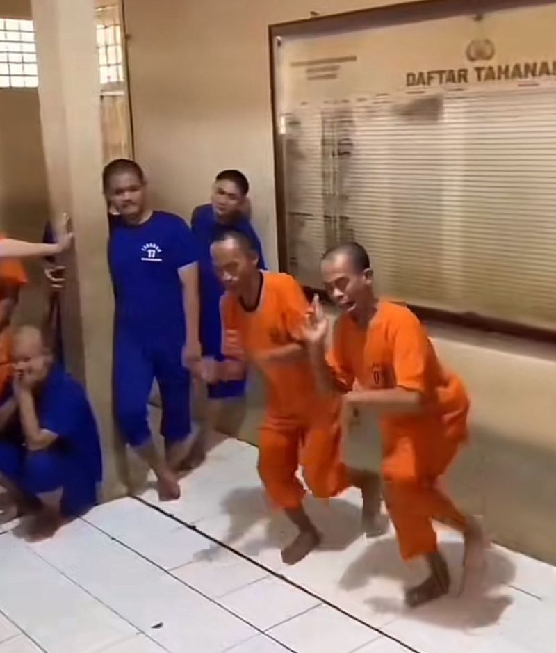 Sadbor melakukan joget ayam patuk di dalam jeruji besi.&nbsp;