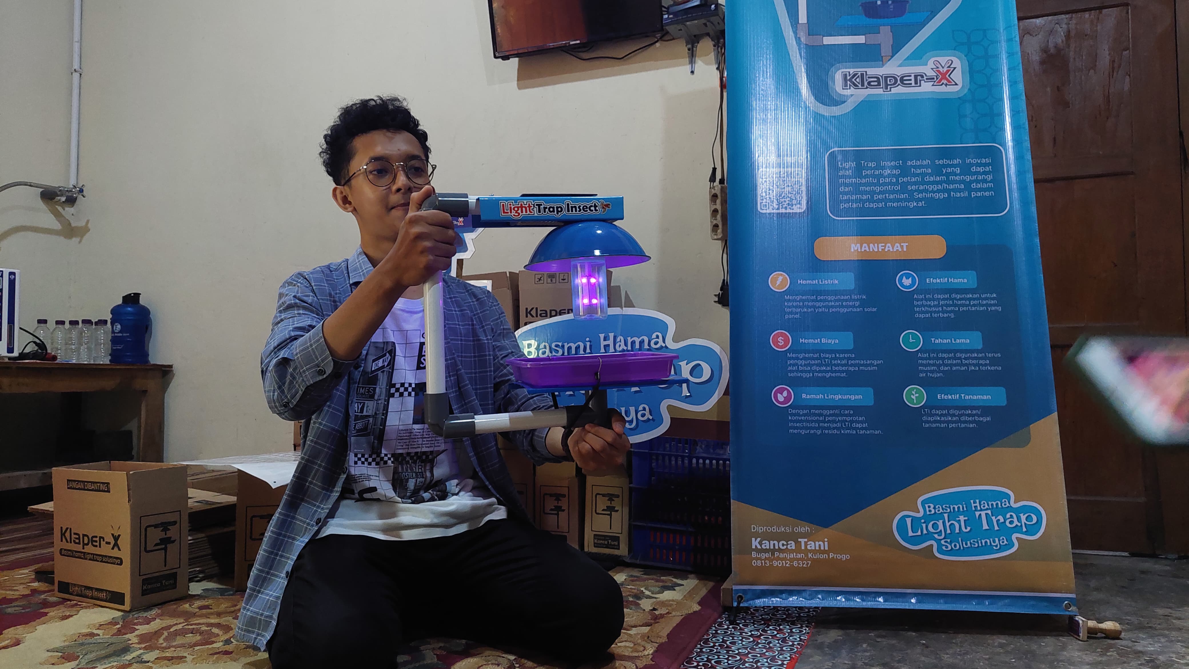 ANOM BAGASKORO/RADAR JOGJA  HASIL: Ihsan Muchlis Amirudin menunjukkan hasil Light Trap Insect buatannya.