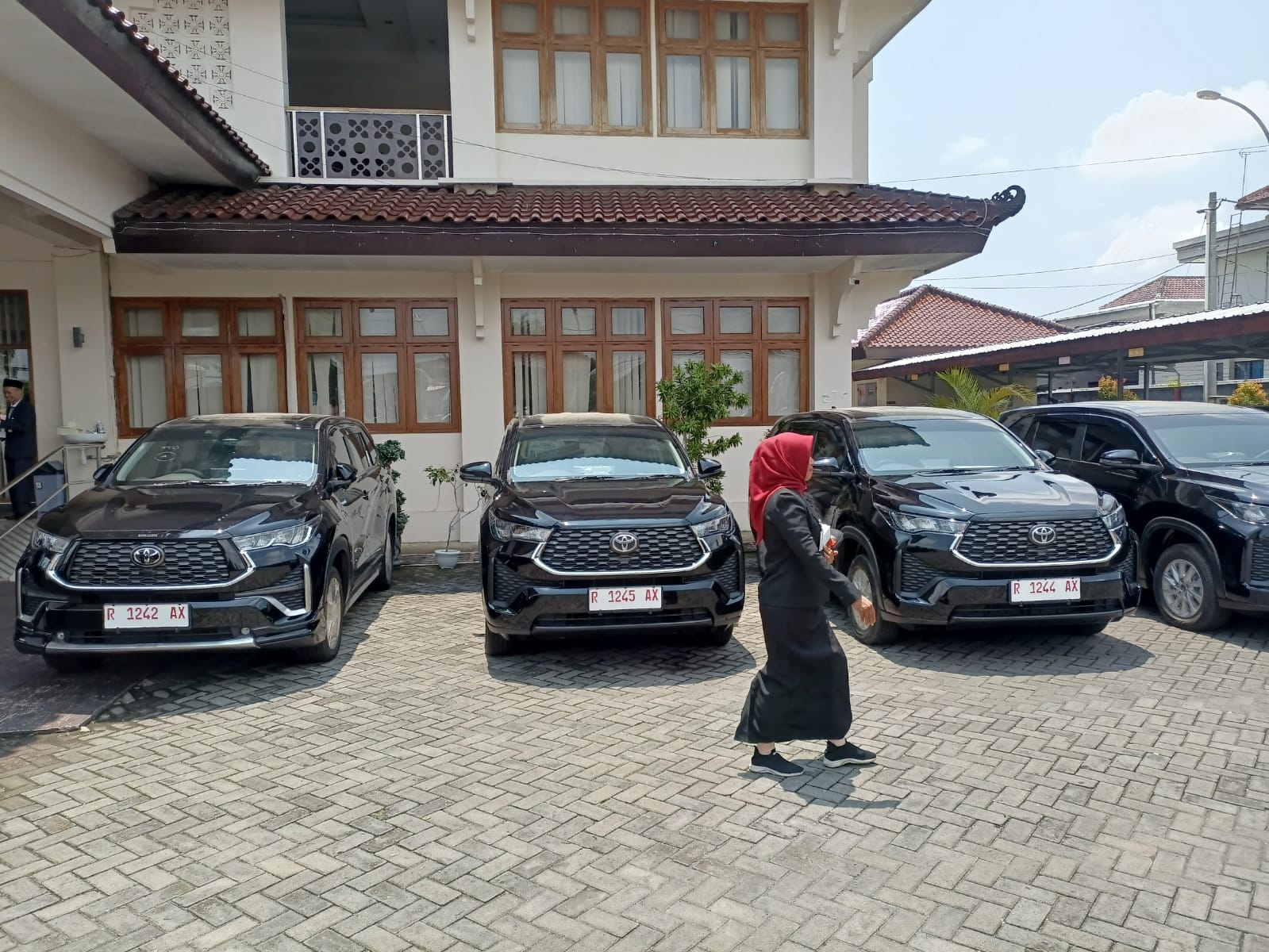 FASILITAS NEGARA : Mobil dinas baru untuk pimpinan dewan definitif berjejer di depan gedung DPRD Kebumen. Fasilitas tersebut diberikan untuk kendaraan operasional sehari-hari. (M Hafied/Radar Jogja)