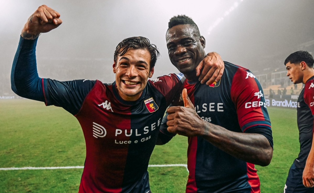 Mario Balotelli rayakan kemenangan pertamanya bersama Genoa
