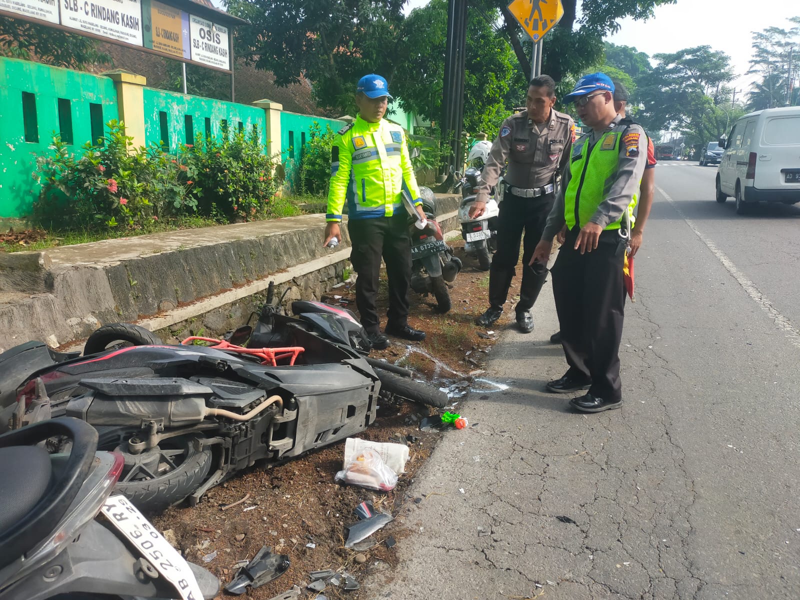 EVAKUASI: Polisi mengevakuasi dua korban kecelakaan yang terlibat adu banteng di Kwaluhan, Madusari, Secang, Selasa (5/11/2024).