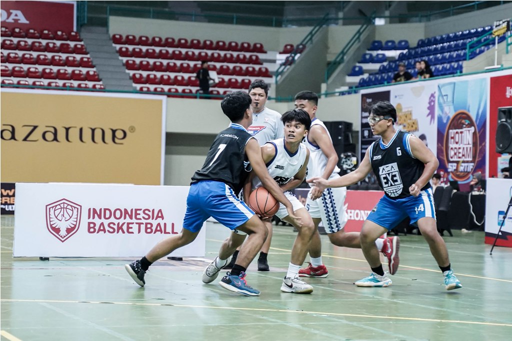 Tim 3x3 putra SMAN 2 Banguntapan menghadapai MAN 3 Sleman di AZA 3x3 Competition Honda DBL with Kopi Good Day 2024 D.I. Jogjakarta yang digelar GOR UNY, Selasa (5/11).