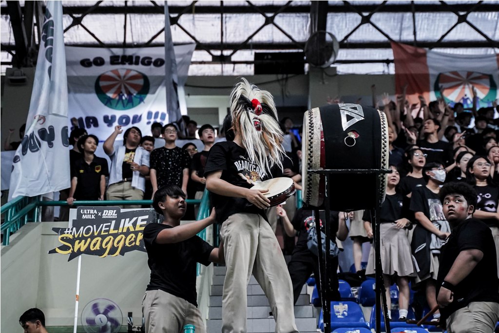 suporter tim SMA Budi Utama, menggunakan konsep yang menarik dan kreatif saat mendukung tim kebangaan mereka pada ajang Honda DBL with Kopi Good Day 2024 D.I. Jogjakarta di GOR UNY