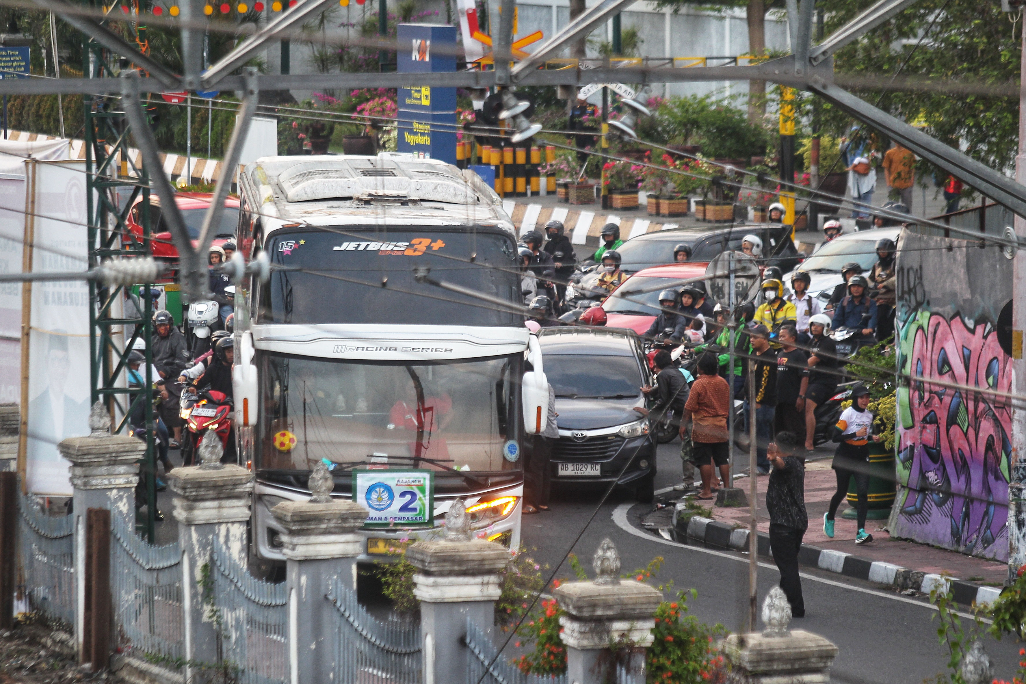 Sebuah bus pariwisata bersenggolan dengan mobil di tikungan antara Jalan Margo Utomo dengan Jalan Kleringan, sisi timur Stasiun Tugu Jogja, Rabu (6/11).