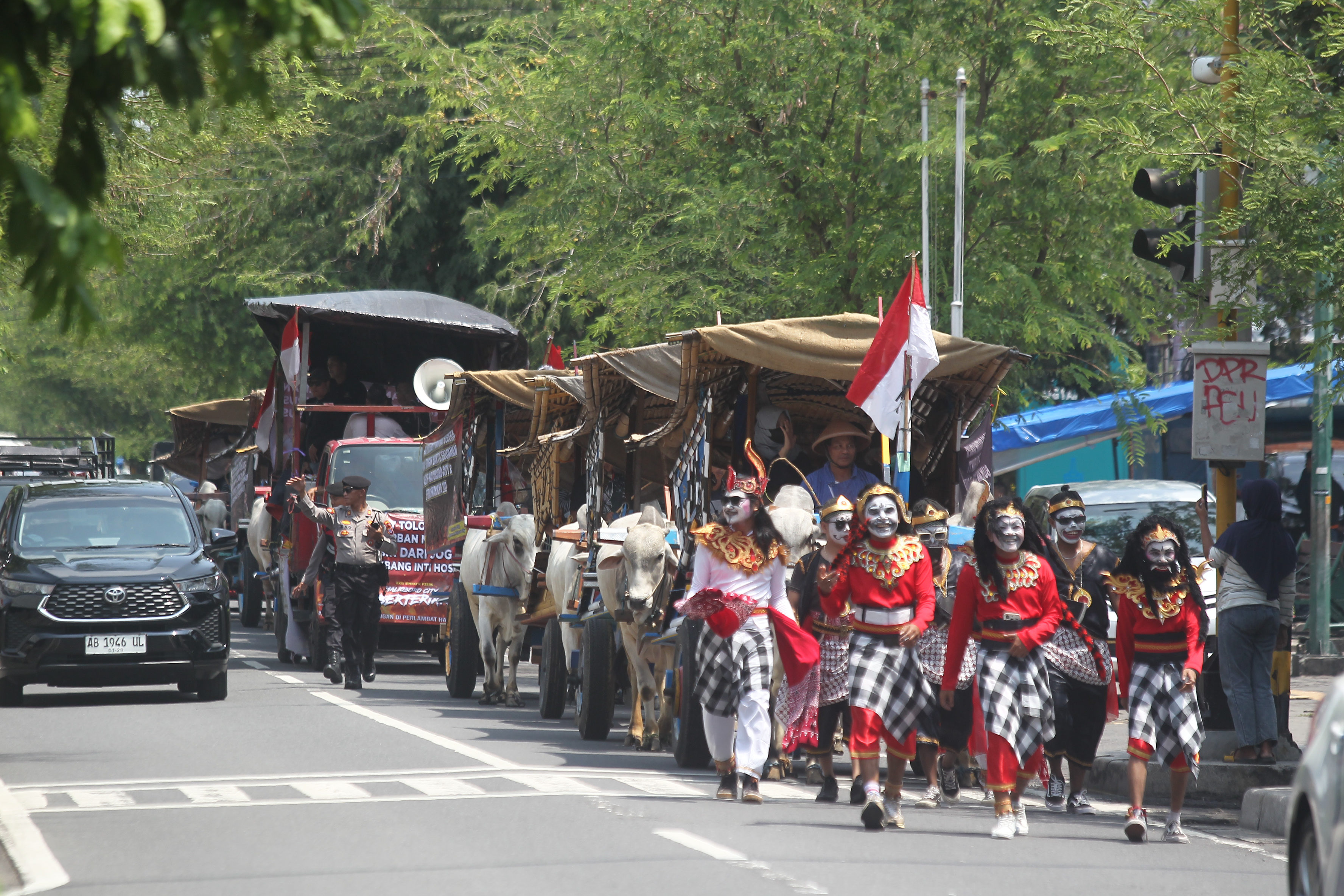 Arak-arakan gerobak sapi melintas di Jalan Margo Utomo menuju Kantor Kepatihan, Kota Jogja, Rabu  (6/11).