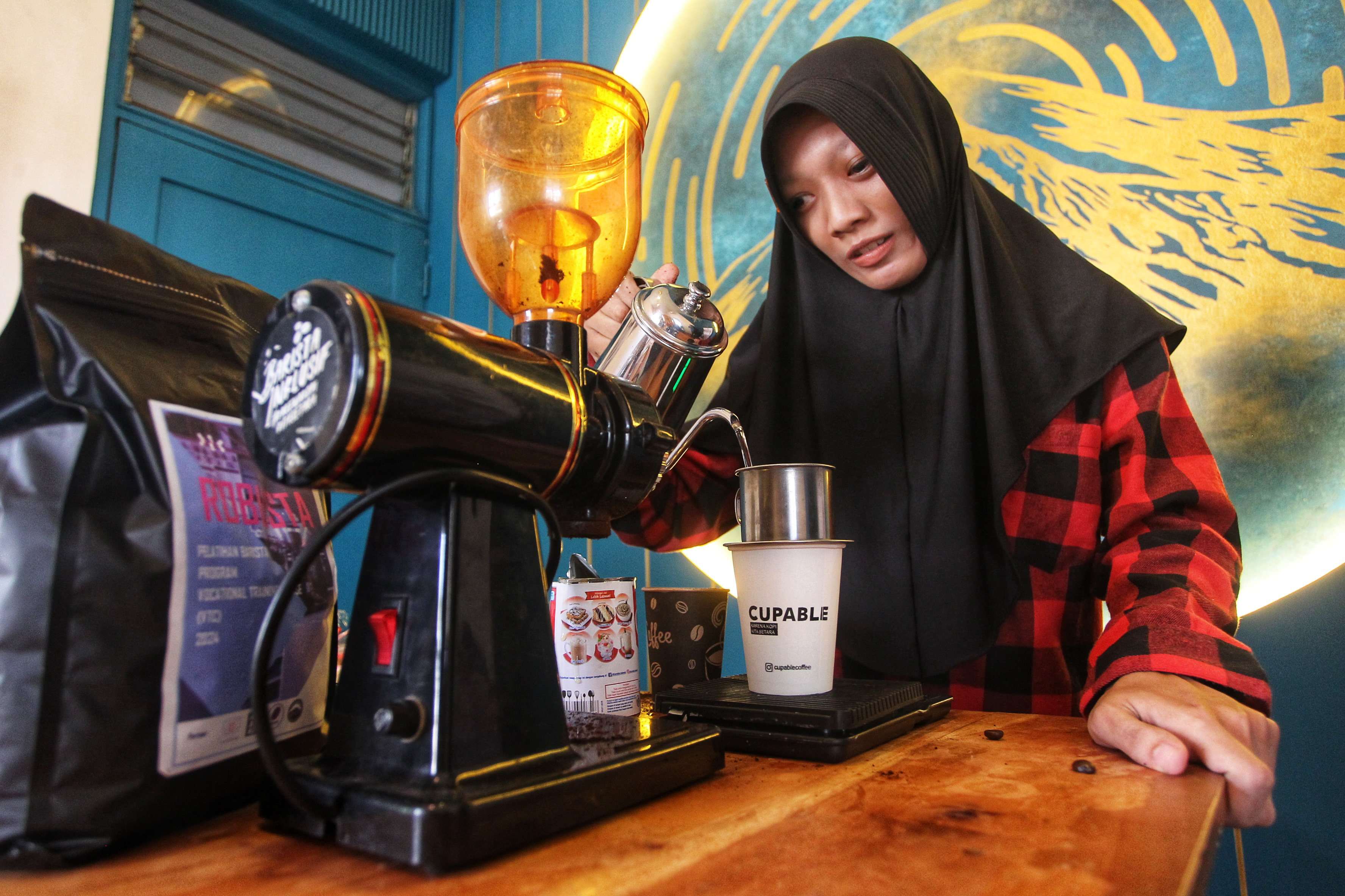 PEMBERDAYAAN: Ervi Oktaviani, perempuan penyandang disabilitas dari Gunungkidul berlatih membuat minuman kopi di Cafe Cupable, Pusat Rehabilitasi YAKKUM, Sleman, Rabu (6/11).