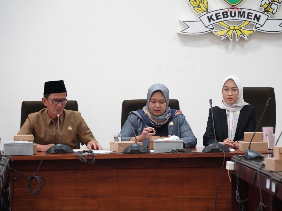PAPARAN : Unsur pimpinan DPRD Kebumen duduk berjejer untuk menyampaikan keterangan pers terkait rencana kerja terdekat.