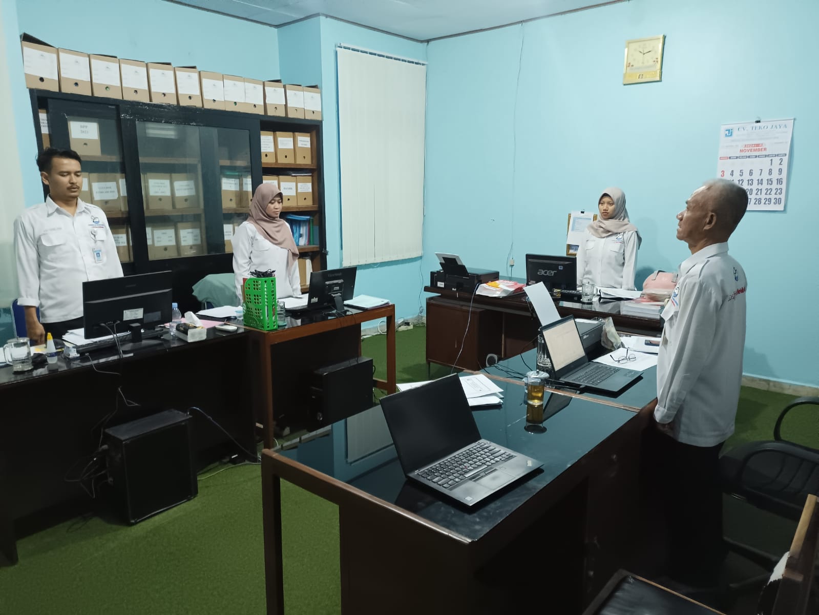NASIONALISME : Pegawai PDAM Kebumen menunjukkan sikap sempurna sembari menyanyikan lagu Indonesia Raya. Aktivitas ini berlangsung saban hari setiap pukul 10.00 pagi.   &nbsp;