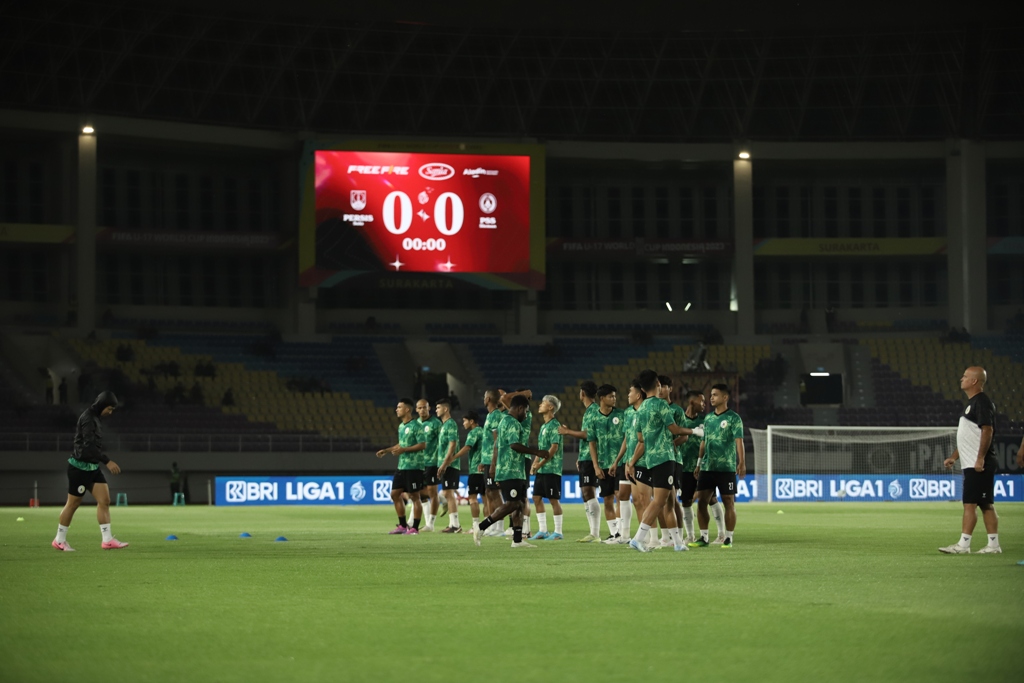 Para pemain PSS Sleman saat melakukan pemanasan menjelang bertanding di Stadion Manahan, Solo.