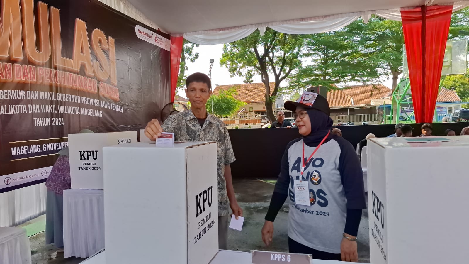 PRAKTIK: KPU menggandeng sejumlah warga untuk melakukan&nbsp;simulasi&nbsp;proses pemungutan suara pada&nbsp; mendatang, Rabu (6/11/2024).