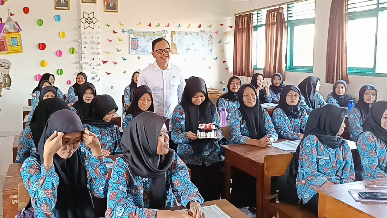 SURPRISE: Wamendagri memberikan kue ulang tahun untuk siswa.&nbsp;