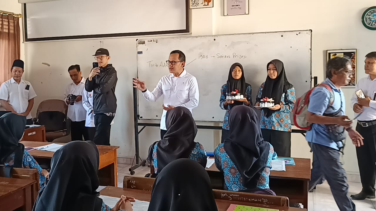 SURPRISE: Wamendagri memberikan kue ulang tahun untuk siswa.&nbsp;