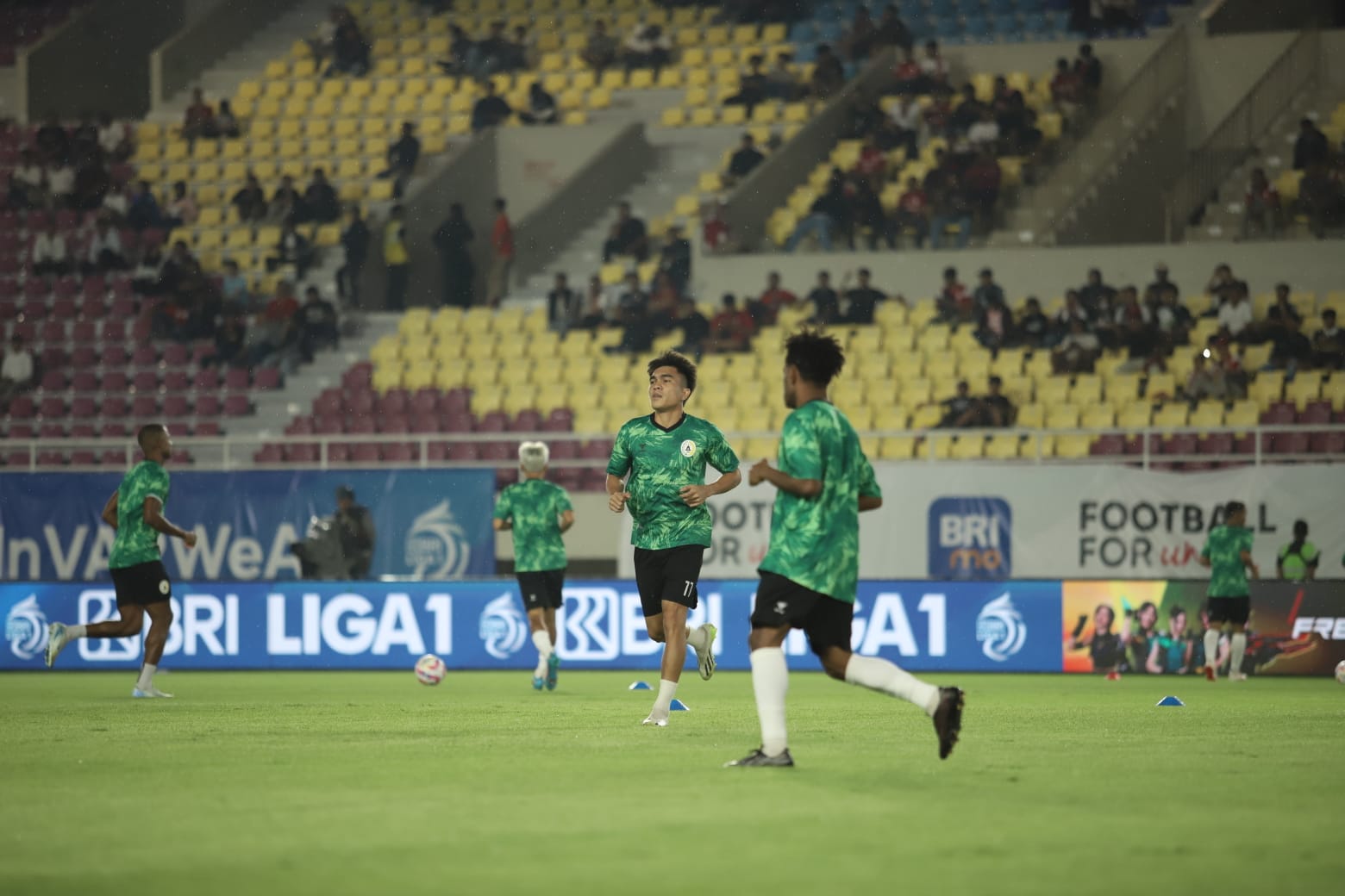 Keterangan, Para pemain PSS Sleman saat melakukan pemanasan jelang bertanding di Stadion Manahan, Solo.&nbsp;