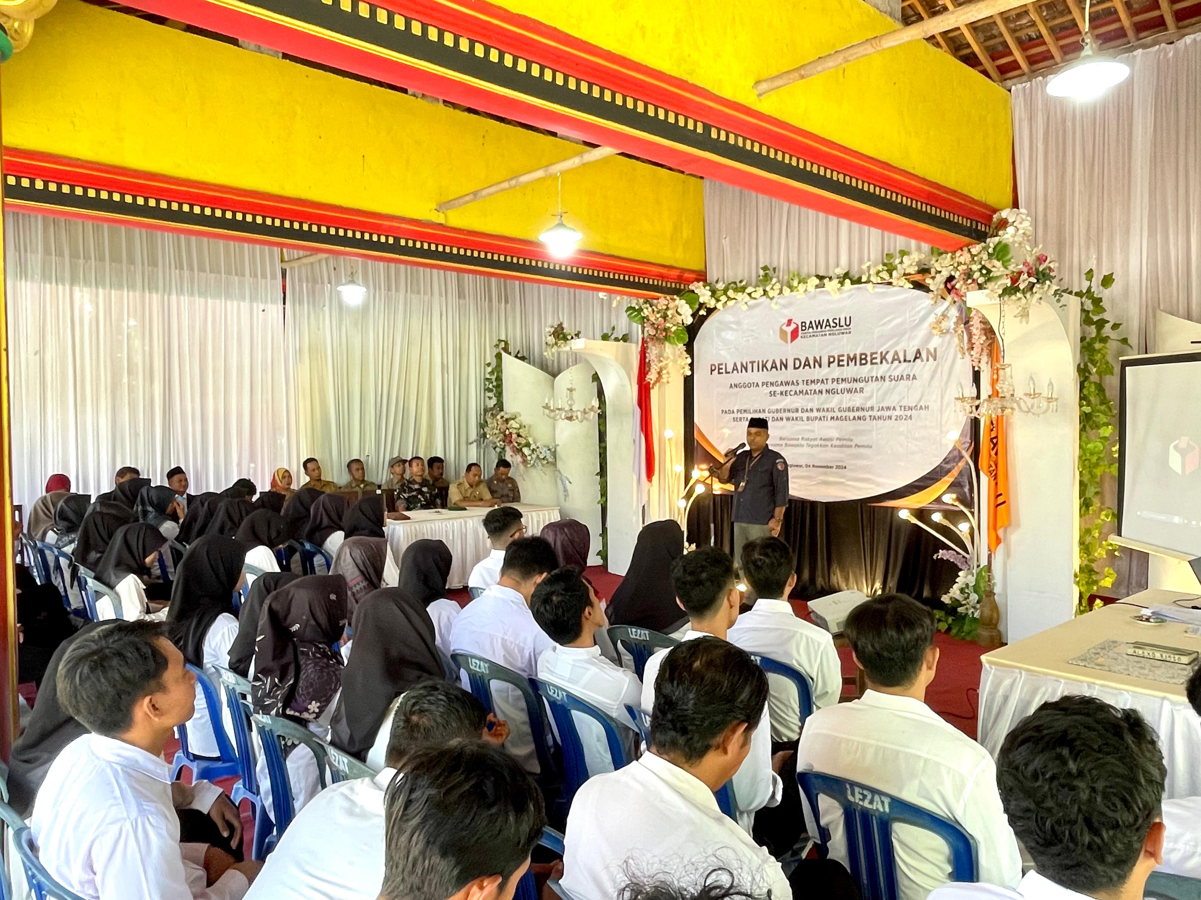 ARAHAN: Ketua Bawaslu Kabupaten Magelang saat memberikan arahan kepada para PTPS usai dilantik.
