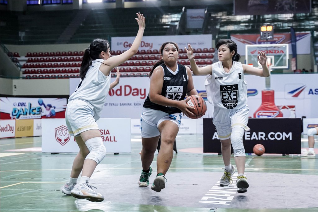Pertandingan Tim 3x3 putri SMA Budi Utama Jogja (A) menghadapi SMAN 2 Ngaglik di GOR UNY, Rabu (6/11).
