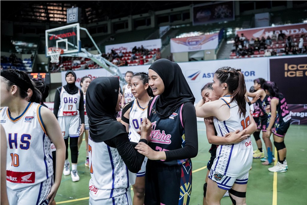 Keakraban para pemain usai laga tim bola basket putri SMA Olifant Jogja vs SMAN 4 Jogja di GOR UNY, Rabu (6/11)
