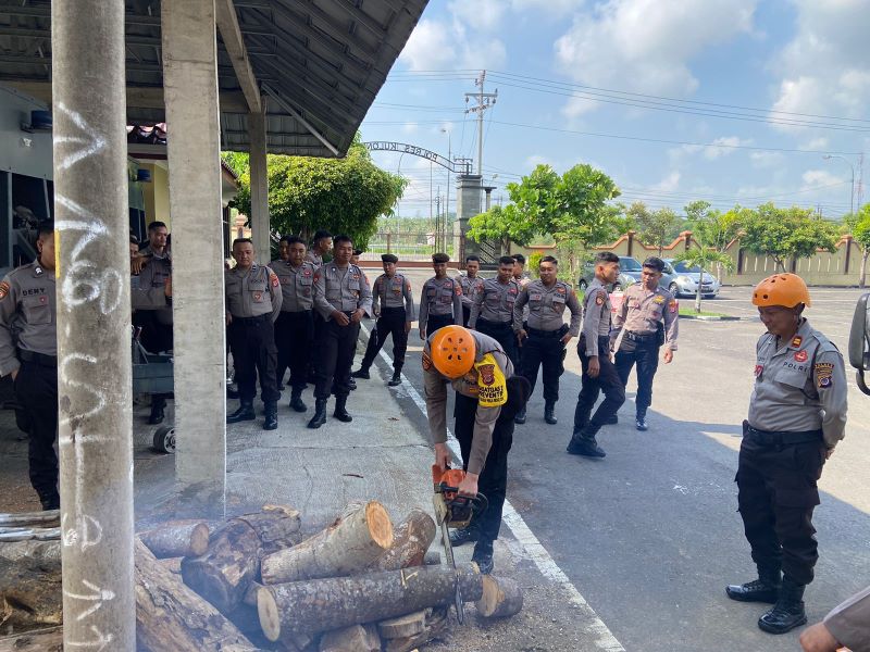 PELATIHAN: Kasat Samapta Polres Kulon Progo mencontohkan penggergajian pohon.&nbsp;