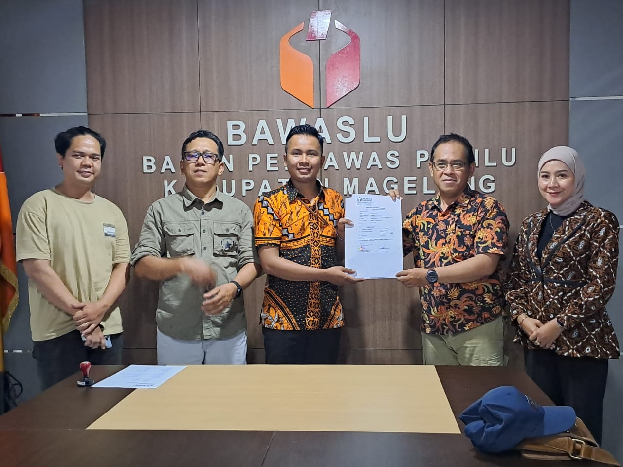 Tim advokasi paslon bupati dan wakil bupati Magelang nomor urut 01 menyerahkan laporan dugaan pelanggaran netralitas kades ke kantor bawaslu, Kamis (7/11).