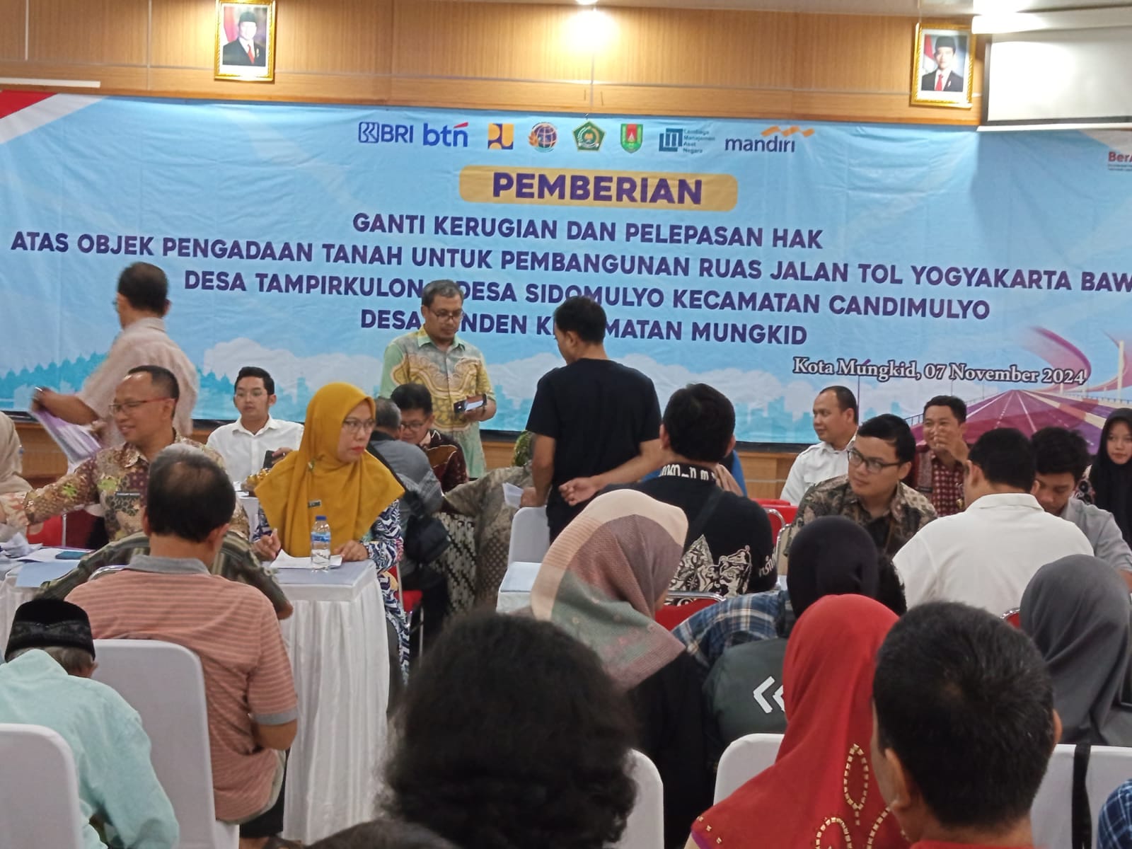 ANTRE: Warga dari beberapa desa tengah menanti pencairan uang ganti kerugian dari proyek pembangunan tol Jogja-Bawen di kantor BPN Kabupaten Magelang, Kamis (7/11/2024).&nbsp;