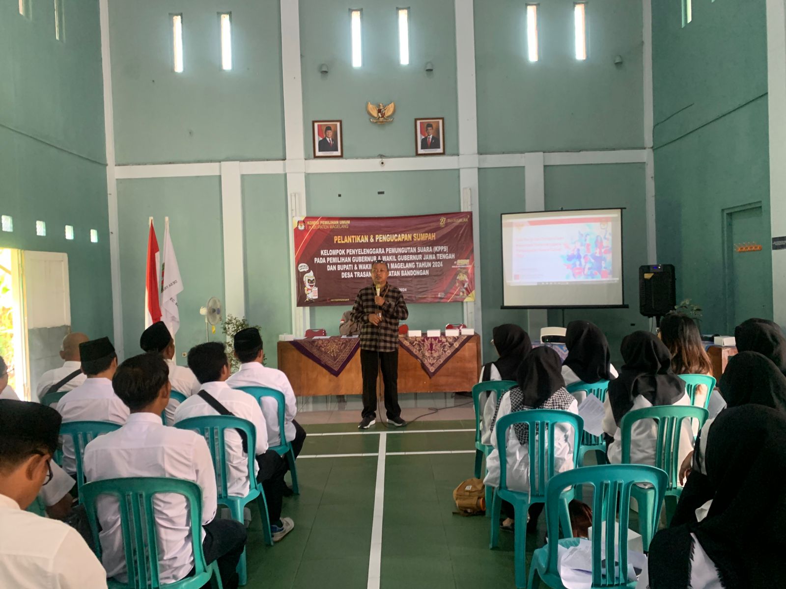 BERI ARAHAN: Ketua Divisi Sosdiklih, Parmas dan SDM KPU Kabupaten Magelang&nbsp;saat memberikan arahan kepada KPPS usai dilantik, Kamis (7/11/2024).&nbsp;