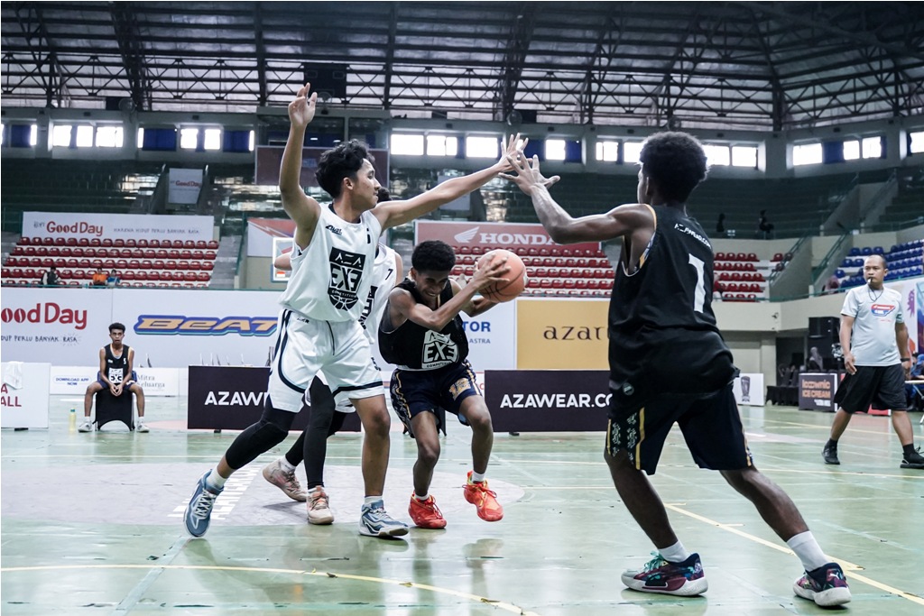 Laga antara Tim 3x3 Putra SMA IT Abu Bakar Boarding School Kulonprogo (A) menghadapi SMA Bopkri 2 Jogja.