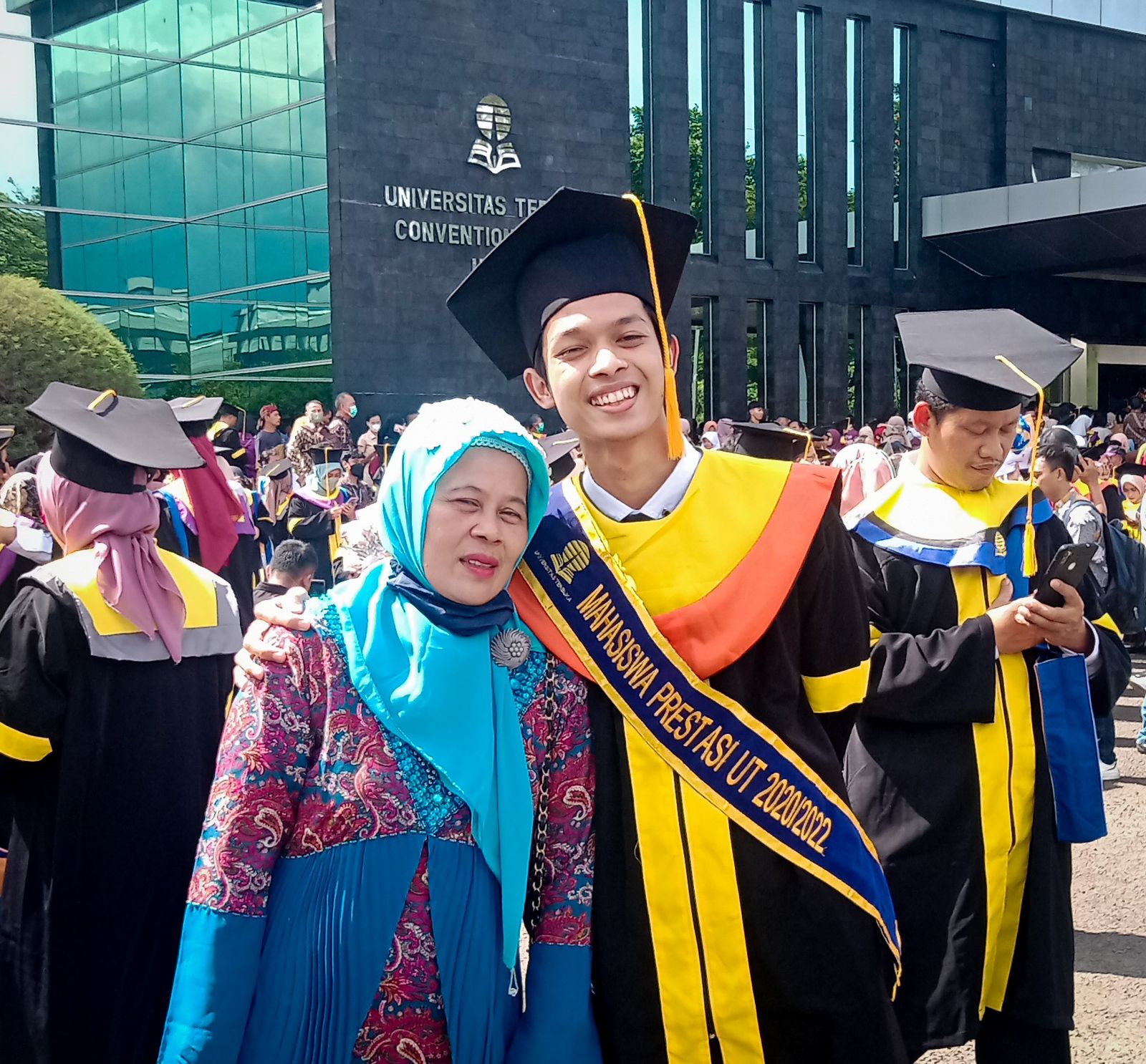 Alfi bersama sang ibu.