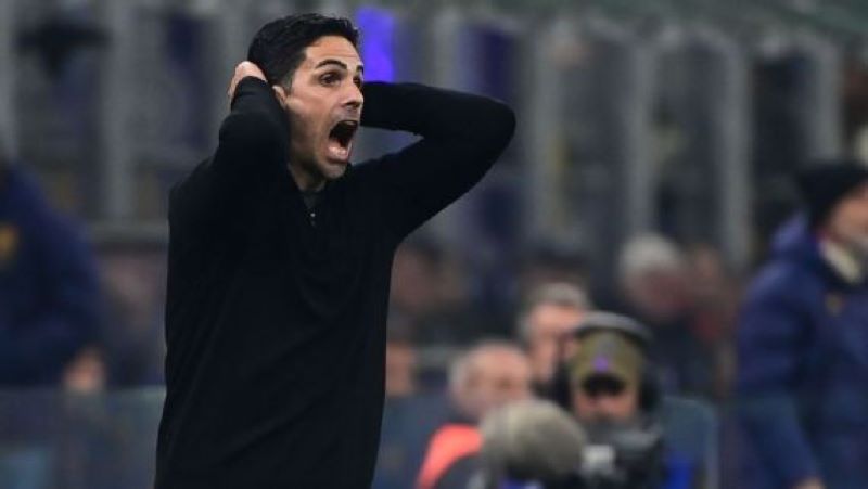 Mikel Arteta melampiaskan amarahnya karena pelanggaran dari Yann Sommer terhadap Mikel Merino tidak diberikan penalti (Piero Cruciatti/Anadolu via Getty Images)