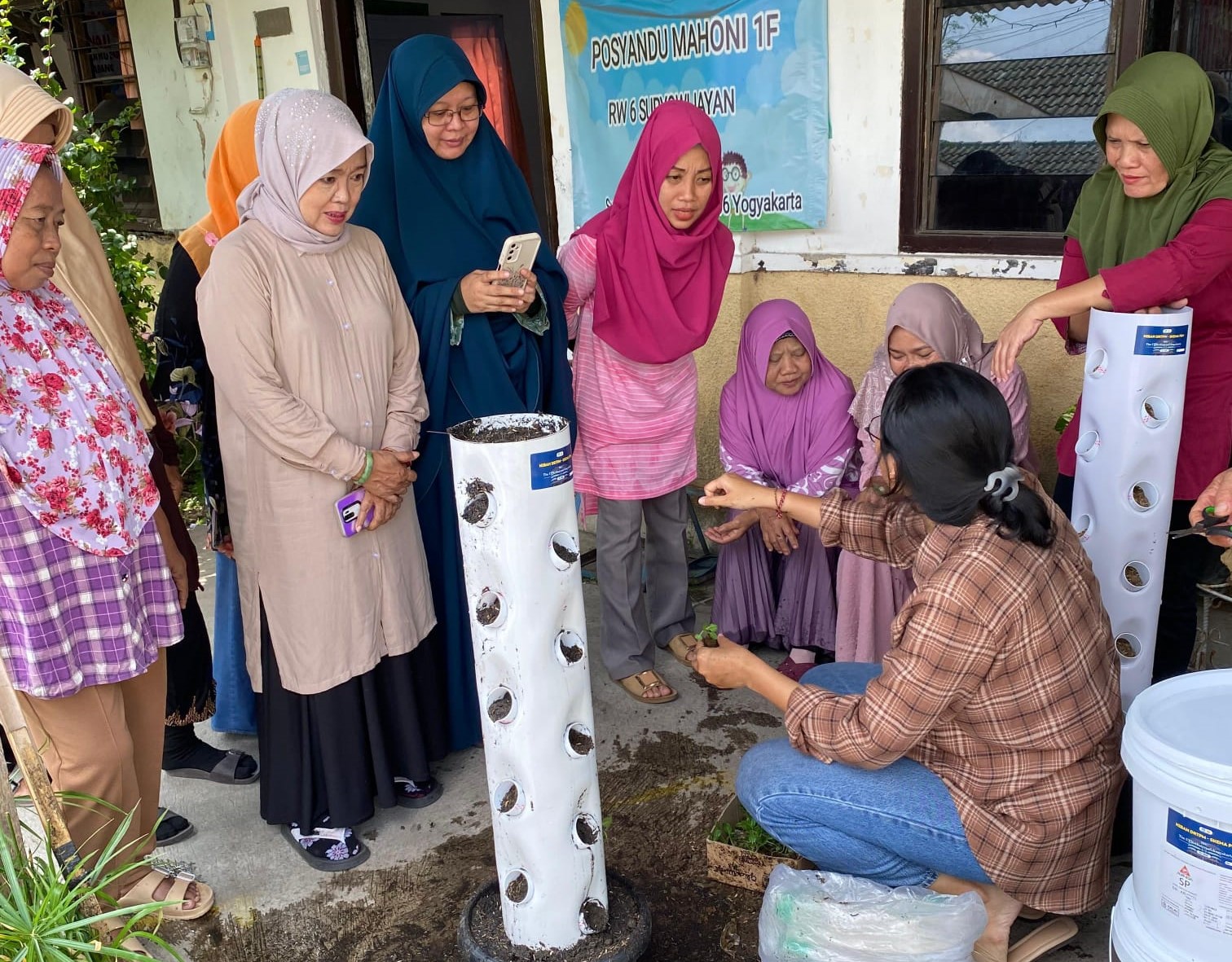 SOLUSIF - Bersama Kelompok Tani Surya Makmur, Jogja sedang praktek pembuat vertikultur, menanam bibit baru-baru ini (Doc UPNYK untuk Radar Jogja)