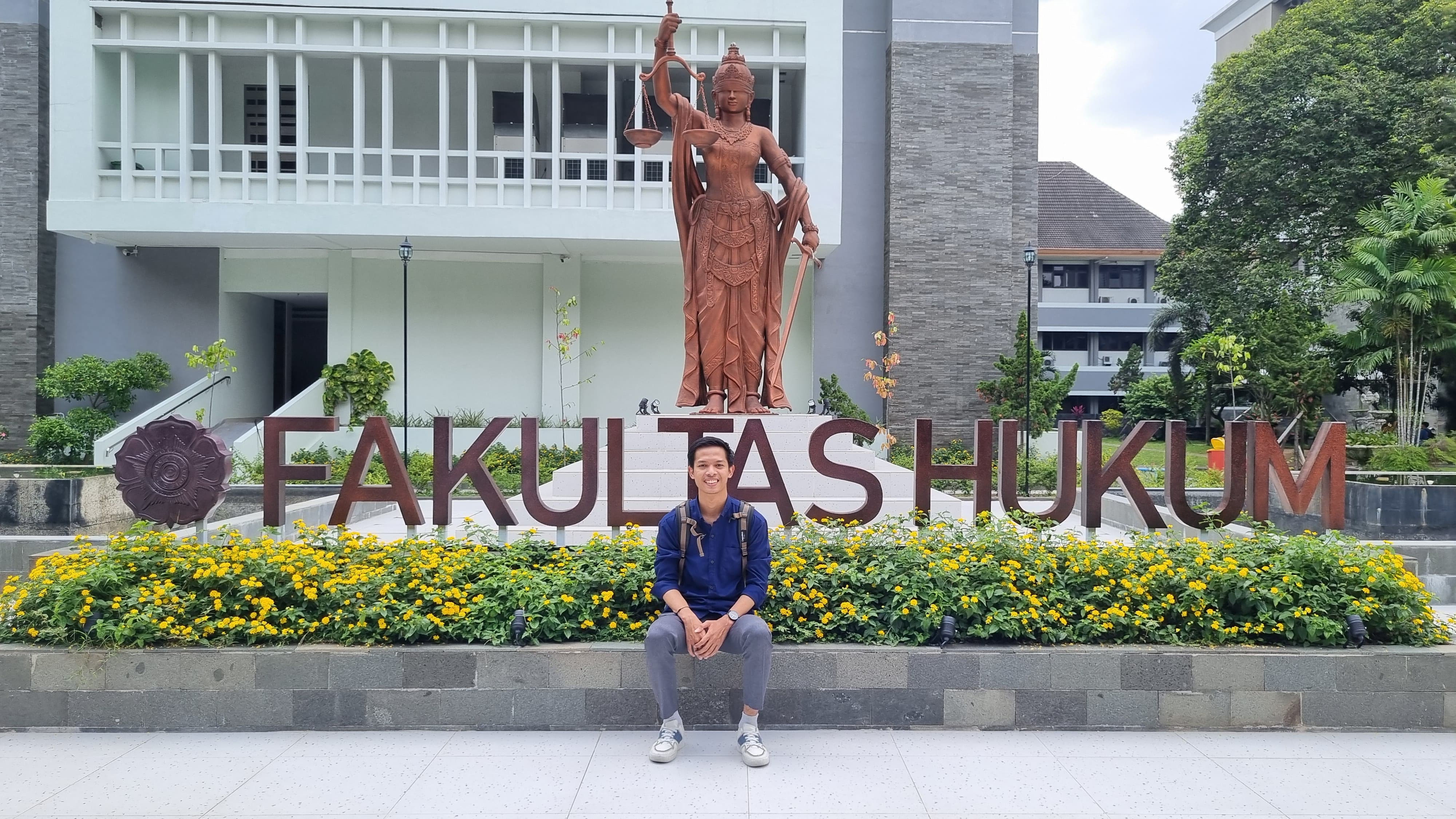 Di depan Fakultas Hukum Universitas Gadjah Mada
