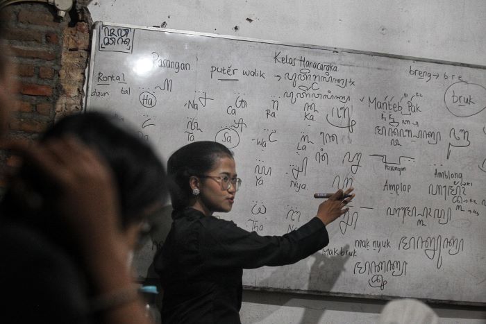 Sri Yuwaningtyas Sukma Putri, memberikan edukasi baca tulis aksara Jawa kepada peserta kelas Hanacaraka dalam program Jawacana, di Rumah KPY, Gondomanan, Kota Jogja
