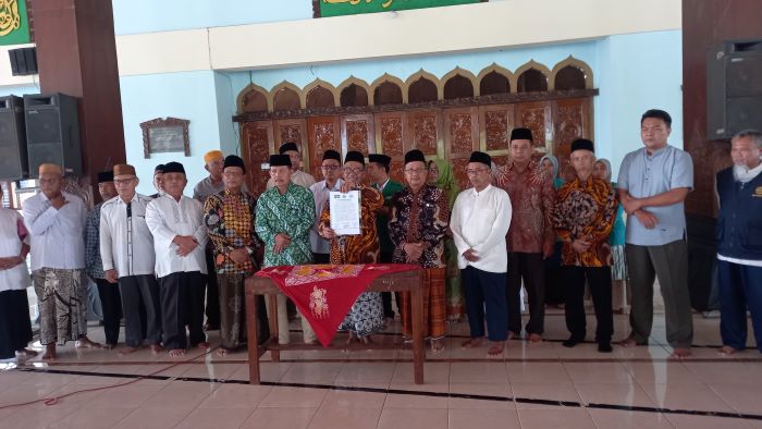 SIMBOLIS: Sejumlah tokoh agama dari beberapa ormas Islam di Bantul menyatakan sikap penolakan terhadap peredaran miras di Masjid Agung Manunggal Jumat (8/11/2024).