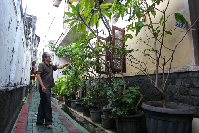 BAGIAN SEJARAH: Suyanto, 71, menunjukkan rumahnya yang merupakan milik keluarga Ibu Ruswo, Jumat (8/11).