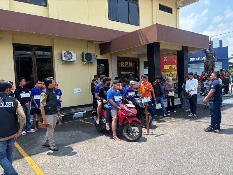 Reka adegan: tersangka pengeroyokan Rendy melakoni rekonstruksi perbuatannya di halama Mapolres Bantul, Jumat (8/11/2024).&nbsp;
