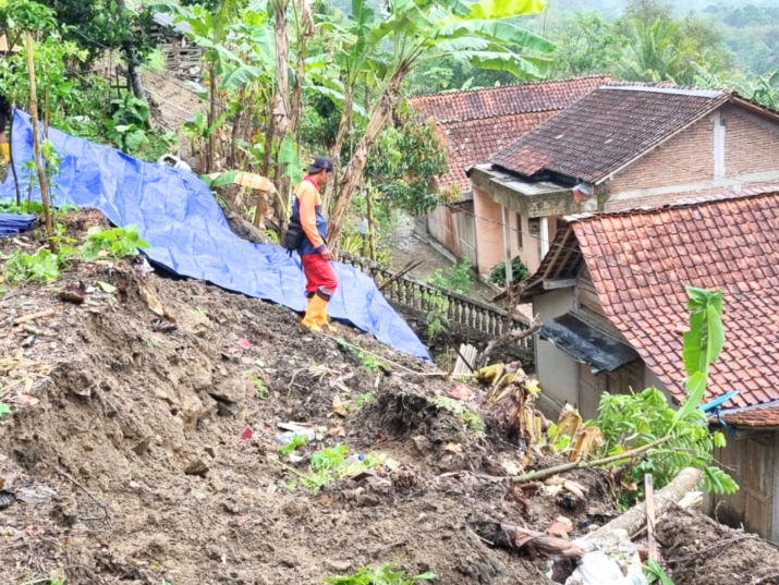 GOTONG ROYONG : Petugas BPBD Kebumen bersama warga melakukan penanganan bencana longsor yang terjadi akibat cuaca ekstrem. (Dokumentasi BPBD Kebumen)
