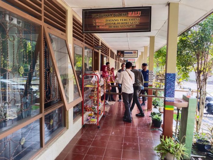 OLAH TKP: Personel kepolisian melakukan olah tempat kejadian perkara usai adanya pembobolan di SD N Ngento, Pengasih, Kulon Progo Jumat (8/11/2024).