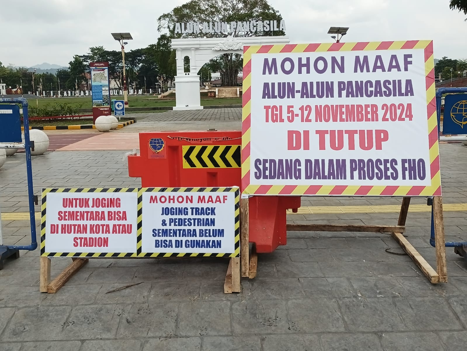 STERIL PENGUNJUNG : Pemkab Kebumen mengeluarkan kebijakan penutupan Alun-Alun Pancasila dari tanggal 5-12 November 2024. Di lokasi terlihat pintu masuk area parkir Alun-alun Pancasila sudah ditutup me