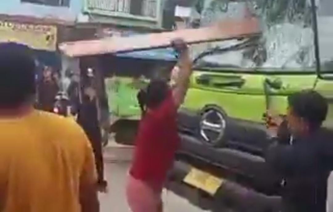 Seorang warga meluapkan kemarahan.  (x.com)