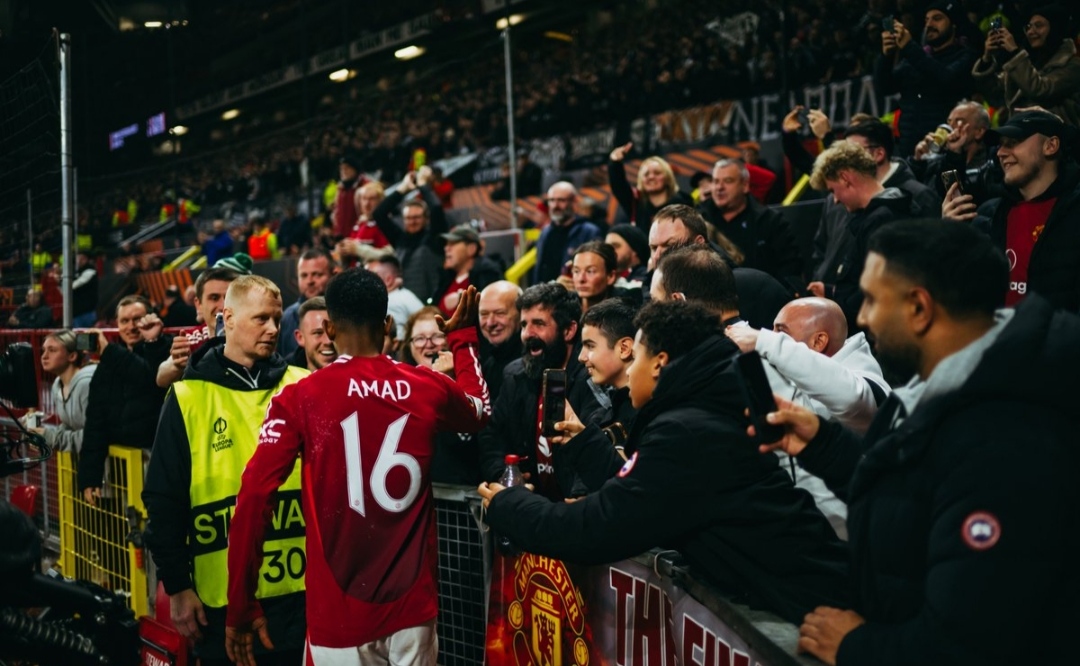 Selebrasi Amad Diallo merayakan gol yang dia cetak ke gawang PAOK bersama para pendukung di Old Trafford