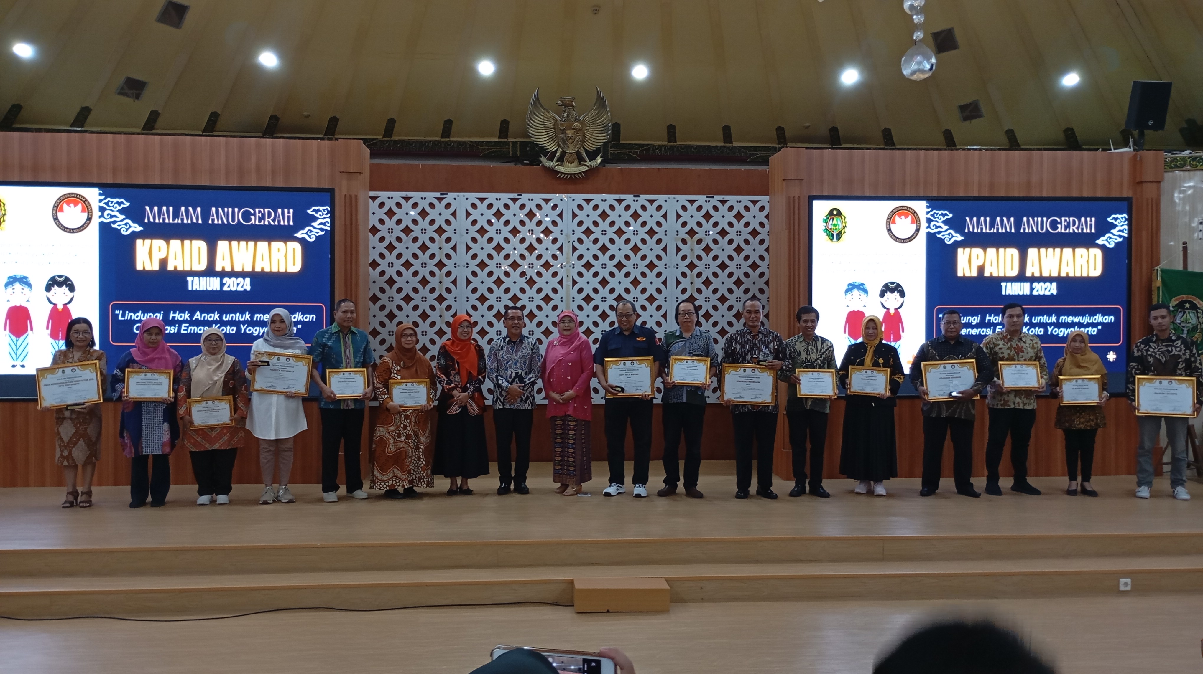 IWAN NURWANTO/RADAR JOGJA  APRESIASI: Pemberian Komisi Perlindungan Anak Indonesia Daerah (KPAID) Award 2024 di Ruang Bima Balai Kota Jogja, Jumat (8/11) malam.  &nbsp;