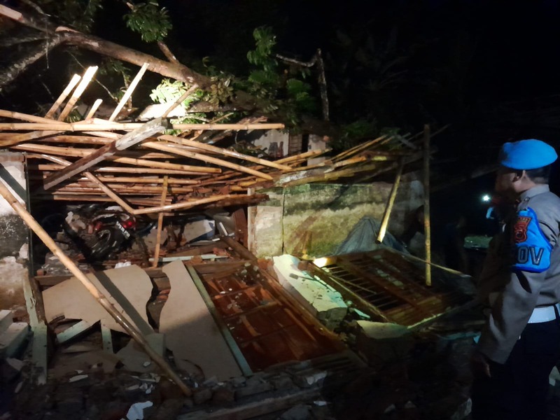 Rumah milik Kasiman warga Desa Duduwetan RT 01/RW 01, Grabag, Purworejo tertimpa pohon tumbang saat hujan disertai angin, Kamis (7/11/2024) malam.