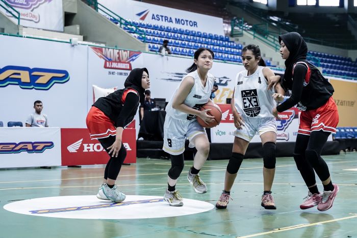 Tim putri dari SMAN 1 Sewon akan menghadapi SMA Budi Utama (B) pada ajang AZA 3x3 Competition Honda DBL with Kopi Good Day 2024 D.I. Jogjakarta