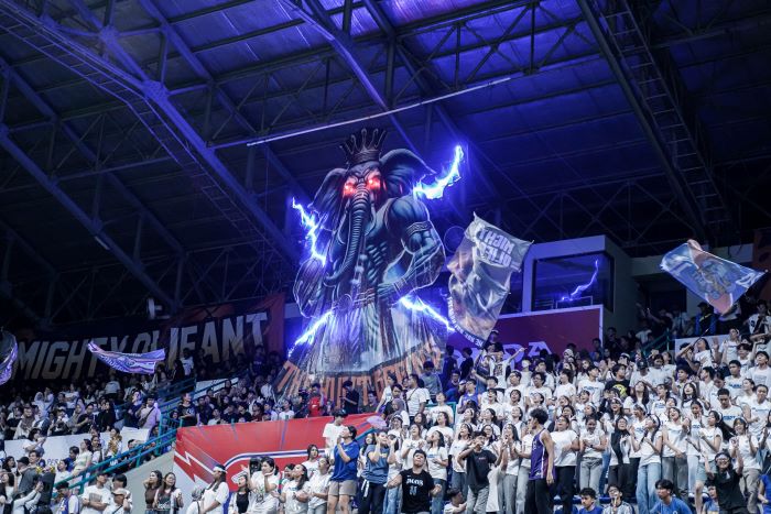 Gading Crew, Suporter SMA Olifant saat menyemangati pemain di ajang Honda DBL with Kopi Good Day 2024 D.I. Jogjakarta