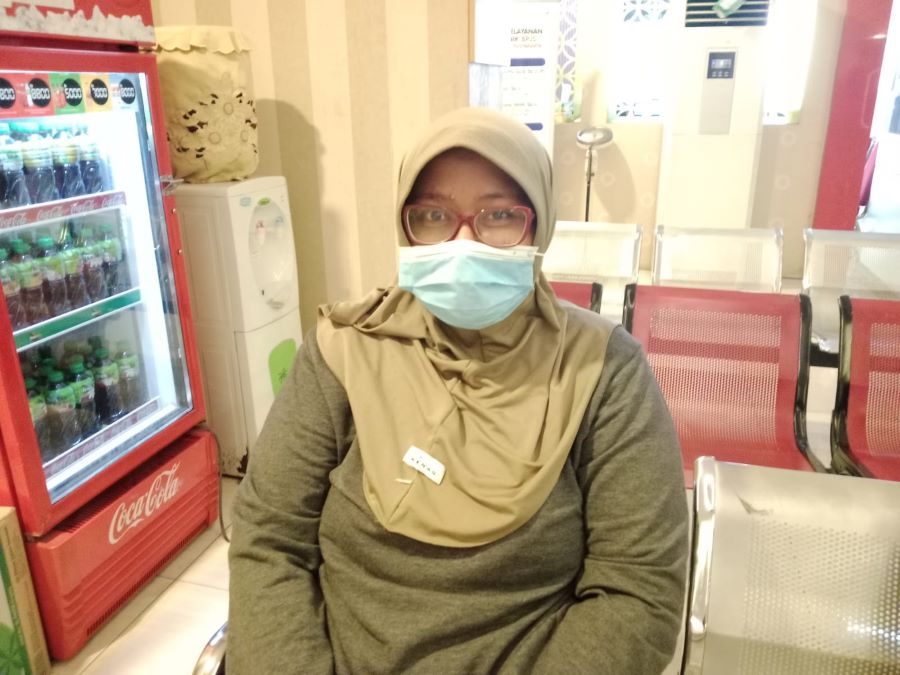Irma Wulandari (29). Irma seorang ibu rumah tangga, ia mengalami sakit batu uretra dan telah dioperasi pada bulan Juli lalu.