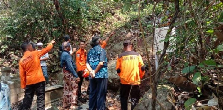 TURUN LAPANGAN: Anggota SAR DIY Distrik Bantul mengecek lokasi retakan tanah di Bukit Merak Kompleks Makam Raja-Raja di Imogiri, Bantul Jumat (8/11/2024).