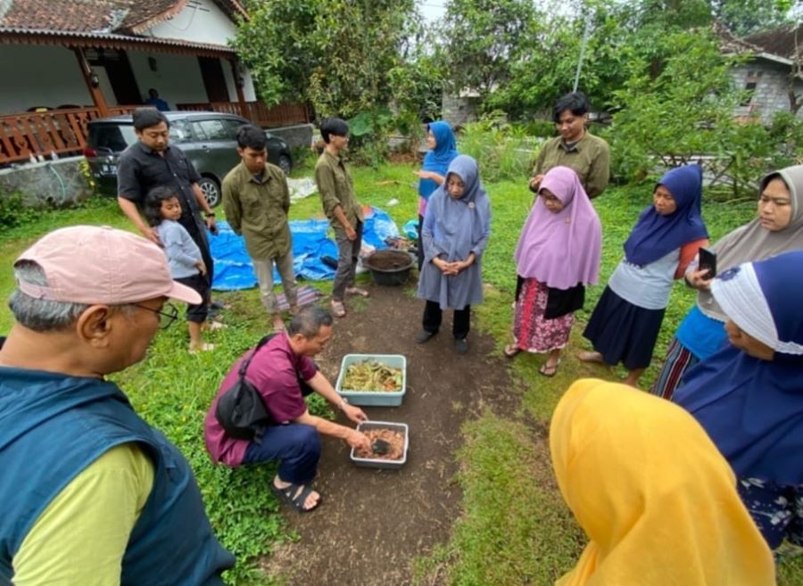 MANFAAT - Pelatihan budidaya akuaponik mengisi media tanam di Dusun Sompilan, Sleman. (Doc Fakultas Pertanian UPN Veteran Yogyakarta untuk Radar Jogja)