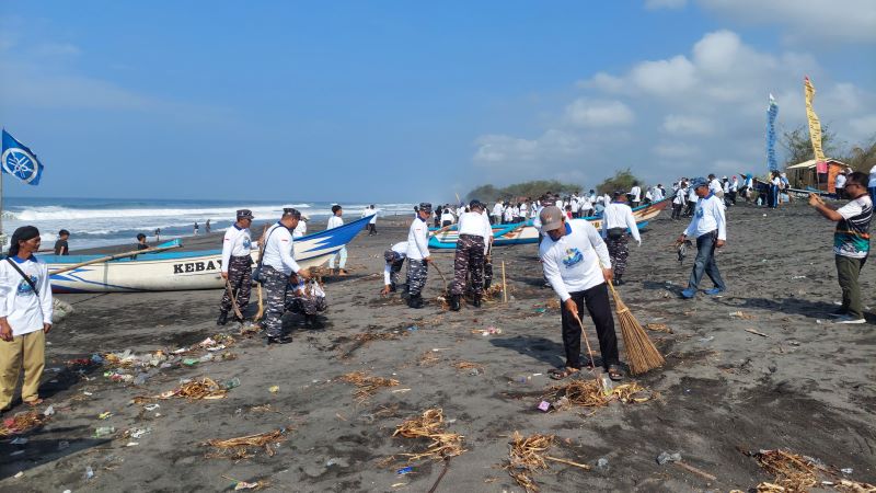 BERSIH: Gerakan Cinta Laut DKP DIY menggelar bersih pantai hingga tunjukkan potensi UMKM.&nbsp;