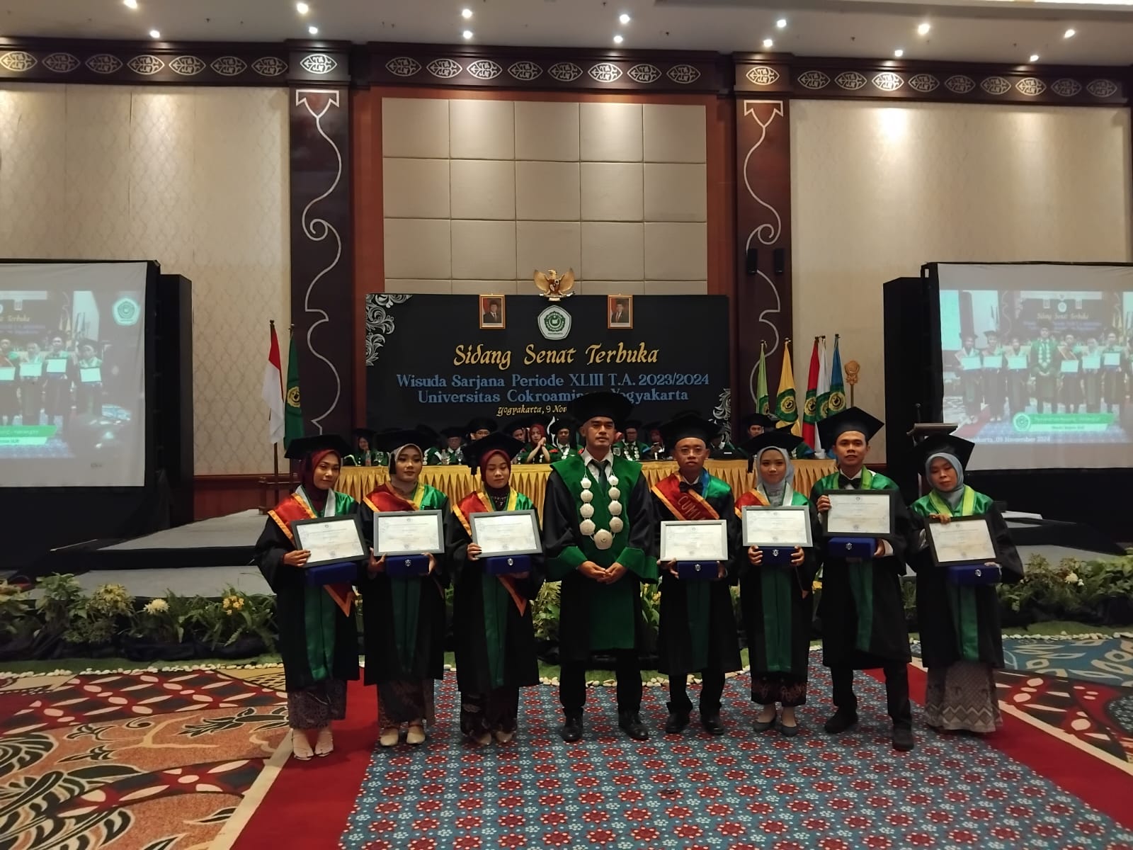 Keterangan Para Wisudawan Terbaik Saat Berfoto Bersama Dengan Wakil Rektor III UCY Setelah Menerima Kenangan-kenangan Dari Kampus.&nbsp;