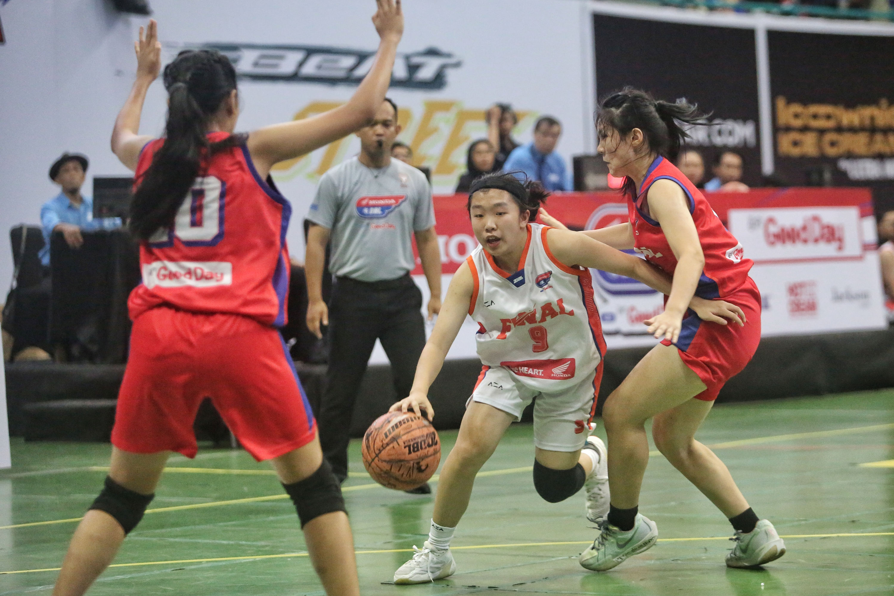 Pertandingan final antara SMA olifant Jogja kontra SMA Stella Duce 1 Jogja